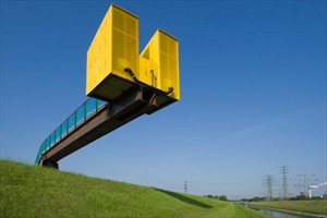 Artikelbild: Aufbereitungsanlage von Marjetica Potrc: Aus Toilettenhäuschen, die über der Emscher schweben, fließt das stinkende Abwasser über mehrere Filteranlagen in ein Gemüsebeet.
&nbsp; - Foto: Ruhr.2010