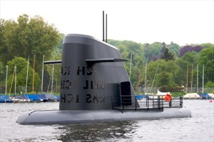 Artikelbild: U-Boot mit Kant-Zitat: "Ruhr-Atoll" von Andreas M. Kaufmann und Hans-Ulrich Reck.&nbsp;
&nbsp; - Foto: Ruhr.2010