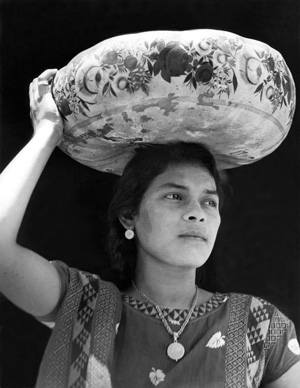 Foto: Tina Modotti, Mexiko, 1929
© Galerie Bilderwelt, Berlin Artikelbild: Die "Frau aus Tehuantepec" steht für Tina Modottis Stil. Keine
Propaganda, stattdessen suchte sie das wahre Leben zu dokumentieren.
- Foto: Tina Modotti, Mexiko, 1929
© Galerie Bilderwelt, Berlin