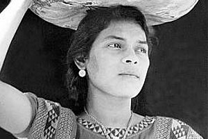 Foto: Tina Modotti, Mexiko, 1929 © Galerie Bilderwelt, Berlin Artikelbild: Die "Frau aus Tehuantepec" steht für Tina Modottis Stil. Keine Propaganda, stattdessen suchte sie das wahre Leben zu dokumentieren. - Foto: Tina Modotti, Mexiko, 1929 © Galerie Bilderwelt, Berlin