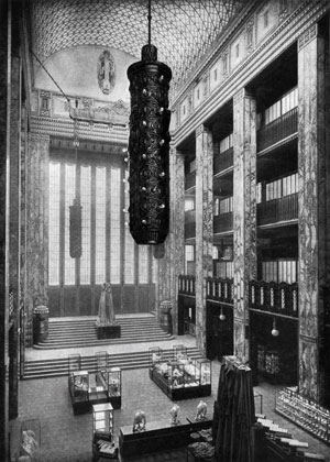 Foto: Städtische Kunstsammlung Darmstadt Artikelbild: Monumentaler, beinahe sakraler Lichthof im Warenhaus Tietz in
Düsseldorf. Das Kaufhaus wurde im Jahr von Olbrichs Tod, 1908,
fertiggestellt. - Foto: Städtische Kunstsammlung Darmstadt