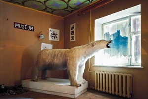 Artikelbild: "Museum" (Ville Lenkkeri, 2007) in Pyramiden: ein Ort, dessen Existenz man sich nur außerhalb unserer Zeit vorstellen kann - Foto: Lenkkeri