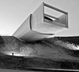 Museum 
als Teil der Landschaft: eine der beiden Terrassen der 
Ausstellungshalle. Foto: Museum Liaunig