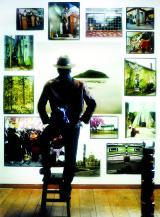 Bild im 
Bild: "Indiana Jones I" auf einem Schemel stehend als fast 
reale Kulisse. Foto: Fotogalerie/Lisl Ponger