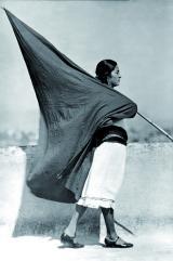 Politische Bilder: Modottis "Frau mit Fahne", um 1928. 
Foto: Galerie Bilderwelt, Berlin