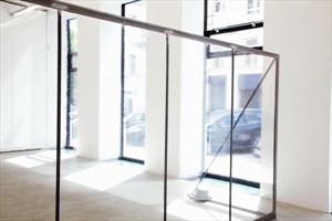 Artikelbild: Stuntglas: Der performative Aspekt, den das höchst zerbrechliche Glas beinhaltet, interessiert Sonia Leimer. - Foto: Bawag Contemp. / Ottenschläger