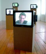 Verfremdete
 Texte: Installationsansicht von Omer Fasts "A Tank 
Translated" (2002). Foto: Laubscher, Arratia
