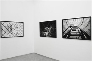 Artikelbild: Eva Grubingers Fotografien entstanden in ihrer Ausstellung in der Frankfurter Schirn: alltägliche Architektur, der Machtstrukturen eingeschrieben sind - Foto: Kühn