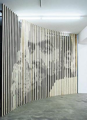 Foto: Galerie Grita Insam Artikelbild: Auf der Fotografie deutlicher sichtbar als direkt vor dem Objekt stehend: "Roberto" (2010) von Peter Sandbichler, (Lack auf Fichtenholz) zeigt den untergetauchten Schriftsteller und Journalisten - Foto: Galerie Grita Insam
