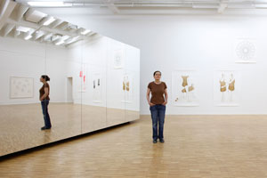 Artikelbild: Der Spiegel als Instrument der Selbstkontrolle: Ulrike Lienbacher macht
Betrachterin und Betrachter selbst zum Teil der Ausstellung. - Foto: Rainer Iglar, Salzburger Kunstverein