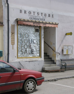 Artikelbild: "Live Sets" : Schriftinstallationen von Female Obsession verteilen sich 
im öffentlichen Raum von Melk.  - Foto: Wolfgang Wössner