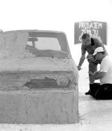 Der 
einbetonierte Zastava 101, der Trabbi Ex-Jugoslawiens. Foto: Mumok