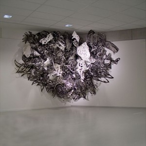 Artikelbild: Zu sehen bei der 8. niederländischen Papierbiennale in Apeldoorn: die raumgreifende Installation out of control growth II.
  - Foto: Birgit Knoechl