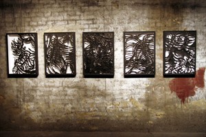 Artikelbild: Schattenspiele auf kleinerem Raum, eine der neueren Arbeiten von Birgit Knoechl.
&nbsp;
Links:www.knoechl.comwww.dielaemmer.net
&nbsp;
Zur Person:Birgit Knoechl 
wurde 1974 in Wien geboren. Sie hat Theaterwissenschaft an der 
Universität Wien, Malerei und Grafik an der Akademie 
der bildenden Künste Wien (Hubert Schmalix) und am Piet Zwart Institute in Rotterdam
 studiert. Die Trägerin mehrerer Preise (BA-CA 
Kunstpreis (2006), Theodor Körner Förderungspreis (2007), Walter Koschatzky Kunstpreis (2009)) stellt in zahlreichen österreichischen und internationalen Institutionen
 und Off-Spaces aus, u.a. in Wien, Graz, Salzburg, Innsbruck, Rotterdam, Amsterdam, Chicago und Glasgow. - Foto: Birgit Knoechl