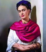 Eines der 
raren Fotos der Mexikanerin: Frida Kahlo im magentaroten 
"rebozo", NewYork 1939. Foto: Nickolas Muray Photo Archives
