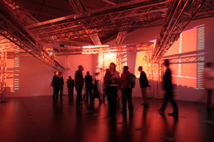 Foto: Ars Electronica Artikelbild: Richard Kriesches raumfüllende Installation Blood and Tears - Foto: Ars Electronica