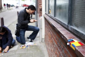 Artikelbild: Jan Vormanns "Dispatchwork" zieht eine Spur bunter 
Legosteine von Berlin bis Tel Aviv. Beginnt er irgendwo eine Mauer zu 
flicken, ist das jedes Mal ein gemeinschaftliches Ereignis, an dem jeder
 mitmachen will. - Foto: Johannes Abe