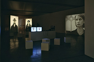 Foto: Margherita Spiluttini Artikelbild: Ana Torfs arbeitet mit mehren Erzählebenen: mit Ton, Bewegt- und
Standbild (Installation Generali Foundation, vorne: "Anatomy", 2006). - Foto: Margherita Spiluttini