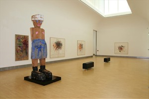 Artikelbild: Neu entdeckt hat Albert Oehlen die Österreicherin Martha Jungwirth. 
Ihrer Malerei widmete er sogar einen eigenen Saal - mit einem Besucher 
in blauer Hose von Georg Baselitz. - Foto: Peter Kuffner/Essl Museum 