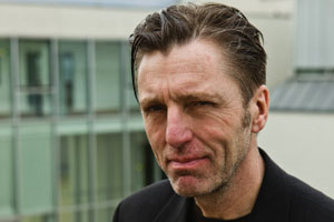 Artikelbild: Ein "Neuer Wilder"  war er nie: Albert Oehlen ist es "piepegal" .  - Foto: Essl Museum/Frank Garzarolli