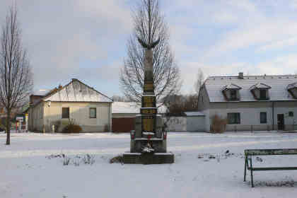 Auch Kriegsdenkmäler 
erinnern, doch unter selektivem Blickwinkel. Foto: Karoline Mayer