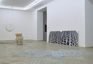 Artikelbild: Gut ausgeleuchtete Schattenseiten der Moderne: Ansicht der Ausstellung 
"zeroX"  von Gerold Tagwerker. -  Foto: Galerie Grita Insam 