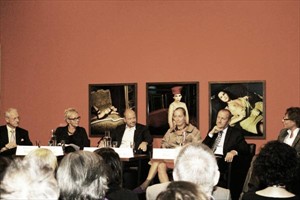 Artikelbild: Mit Aktfotografien der französischen Künstlerin Bettina Rheims im Rücken diskutierten Karlheinz Essl (Essl-Museum Klosterneuburg), Andrea Schurian (der Standard), der Sammler Thomas Olbricht (me Collectors Room, Berlin), Agnes Husslein-Arco (Belvedere, Wien), Ernst Ploil (Rechtsanwalt und Sammler) sowie Hans-Peter Wipplinger (Kunsthalle Krems; von links) in der Kunsthalle Krems über Kunstsammeln und dessen Beweggründe. - Foto: Kunsthalle Krems
