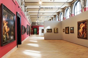 Artikelbild: Ungeahnte Weite: die nun wieder lichtdurchflutete Gemäldegalerie der Akademie. - Foto: Gemäldegalerie der Akademie / Gisela Erlacher