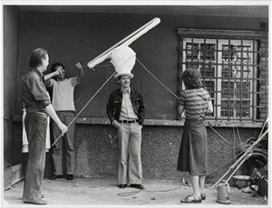 Artikelbild: Passstück: Franz West (2. v. li.) und Cora Pongratz 1975. - Foto: Kubelka