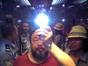 Artikelbild: Von der Regierung bespitzelt: Das Bild zeigt Ai Weiwei kurz bevor er von
 den Polizisten niedergeschlagen wurde. - Foto: Galerie König