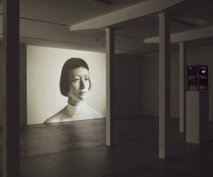 Spannungsreiche 
Begegnung von Geschichte und Gegenwart: Ana Torfs’ Diashow-Installation 
"Du mentir-faux" zur Verurteilung von Jeanne d’Arc, zu sehen 
in der Generali Foundation. Foto: Ana Torfs