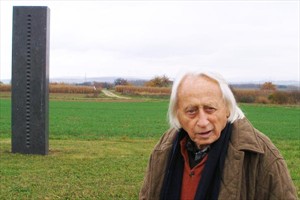 Artikelbild: Karl Prantl 2008&nbsp; in seinem Skulpturengarten im burgenländischen Pöttsching - Foto: APA/Huber-Lang