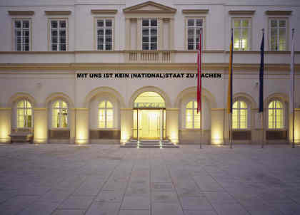 Can Gülcü und Petja 
Dimitrova, Intervention auf dem Palais Niederösterreich. Foto: 
www.redtenbacher.net