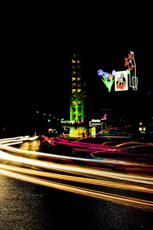 Artikelbild: Die Ostblock-Neonreklamen von Paulina Olowska. - Foto: wolfgang silveri 