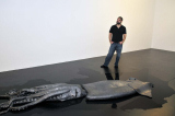 Der Künstler und das 
Monster: David Zink Yi erinnert an die Wunderkammern der Renaissance. 
Foto: W. Woessner/MAK