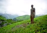 Die 
menschliche Figur setzt Antony Gormley als einsame Gestalt in die Natur.
 Foto: epa/Ennio Leanza