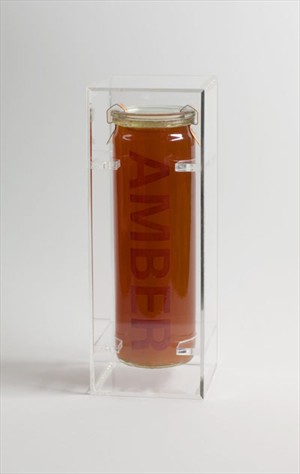 Foto: David Auner Artikelbild: "Amber" von Sabine Gangl: Glas, Metall, steirischer
Qualitäts-Waldhonig, Plexiglas. - Foto: David Auner
