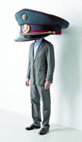 Am 
eigenen Körper Skulptur erfahren: Erwin Wurms "Polizeikappe" 
(2010) lädt künstlerisch zum Nachdenken ein. Foto:  Studio Wurm/M. 
Nawrata