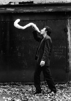 Artikelbild: "Passstücke"  darf man in Franz Wests Ausstellung in die Hand 
nehmen, dieses "Labstück"  (1991 Gips, Gaze, Metall) erkunden.  - Foto: Octavian Trauttmansdorff