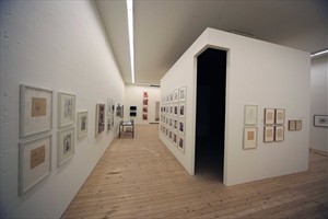 Artikelbild: Raum im Raum: Architekt Adolf Krischanitz hat eine Box für 
Filmpräsentationen integriert. Die Außenwände der Schachtel bieten 
zusätzliche Hängeflächen.  - Foto: Standard/Christian Fischer