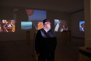 Artikelbild: Paul McCarthy mitten in seiner Videoinstallation "Carribean Pirates" in 
der Sammlung Friedrichshof, die am Samstag, 30. 10. (ab 17 Uhr), neu 
eröffnet wird. - Foto: Standard/Christian Fischer