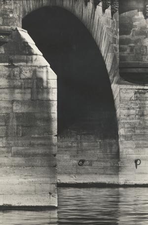 Foto: Galerie Faber Artikelbild: Auch in seinen Parisbildern dokumentiert Otto Steinert nicht. Vielmehr macht der Fotograf die der Stadt innewohnenden abstrakten Strukturen in eigenen Bildkomposition sichtbar: "Pont Neuf, Paris" von 1949. - Foto: Galerie Faber