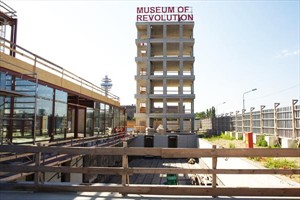 Artikelbild: Ein Eyecatcher: Die Intervention "Museum of Revolution" von Marko Lulic auf dem Dach des künftigen Büroturms neben dem 20er-Haus, das im September 2011 wiedereröffnet werden soll. - Foto: STANDARD /  Newald