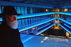 Foto: EPA/SIGI TISCHLER Artikelbild: Eine Frage von Gewicht und Masse: Der US-amerikanische Lichtkünstler
James Turrell baut mit Lichttunneln und -röhren Räume aus Licht. - Foto: EPA/SIGI TISCHLER