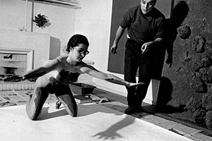 Foto: Kunsthaus Wien / René Burri / Magnum Photos Artikelbild: Yves Klein 1961 in seinem Pariser Studio - Foto: Kunsthaus Wien / René Burri / Magnum Photos