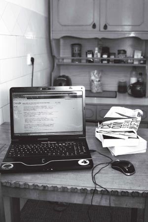 Foto: Galerie Dana Charkasi Artikelbild: Mehr existenziell denn poetisch: "Still lifes from our apartment" aus der Fotoserie der rumänischen Künstlerinnengruppe h.arta
- Foto: Galerie Dana Charkasi
