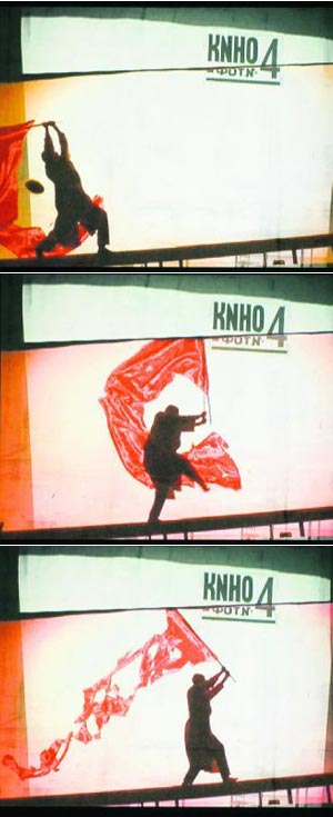Foto: Albertina Artikelbild: Sequenz aus der Installation "I am not me, the horse is not mine": William Kentridge zieht die rote Fahne hoch, um sie endgültig einzumotten. - Foto: Albertina