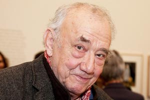 Artikelbild: Daniel Spoerri feierte heuer seinen 80. Geburtstag.
Spoerri wurde 1930 als Daniel Isaac Feinstein in Rumänien geboren. Die Nationalsozialisten ermordeten seinen Vater, einen vom jüdischen zum evangelischen Glauben konvertierten Pfarrer. Mit der Mutter floh er in die Schweiz. Er ist Gründungsmitglied des Nouveau Réalisme, der in Auseinandersetzung mit Marcel Duchamp Alltagsobjekte in die Kunst holte. Heute lebt Spoerri in Wien und in der Toskana.  - Foto: Kunsthalle Krems/APA/Schedl