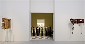 Artikelbild: Ein Kosmos des Absurden - Ausstellungseinsicht (von links nach rechts): "L'optique moderne" (1961/62), "Die Geschworenen" (1983), "Le lit de Camp de Koepcke" (1961).
&nbsp; - Foto: M. Horvath