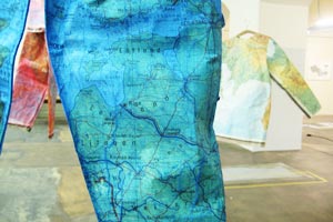 Foto: Feßler Artikelbild: Landkarten als Körpertopografien von Elisabeth Schafzahl in der Ausstellung "Unortnung VI". - Foto: Feßler
